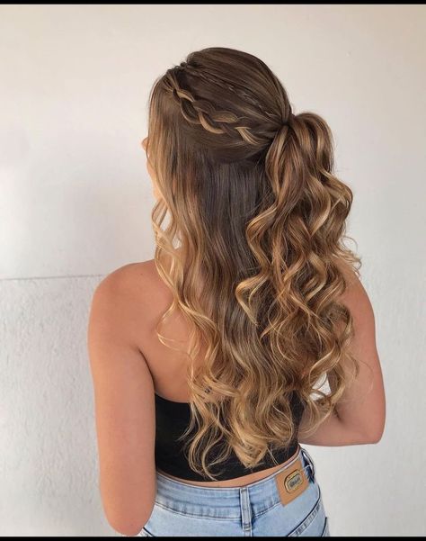 hoco hair, homecoming hair ideas, hoco hairstyles, hairstyles for hoco Prom Hair Strawberry Blonde, Hair For A Bridesmaid, Loose Braid Bridesmaid Hair, Beach Waves Hair Styles, Grad Party Hairstyles, Hairstyles For Cap And Gown Graduation, Hair Styles For Strapless Dress Formal, Blonde Bridesmaid Hair, Pretty Simple Hairstyles