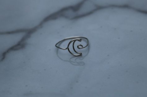 Silver ring with a moon Silver Wire Rings Handmade, Rings Made Out Of Wire, Diy Moon Ring, Homemade Ring Ideas, Diy Metal Rings, Moon Wire Ring, Cute Wire Rings, Homemade Rings, Diy Wire Jewelry Rings