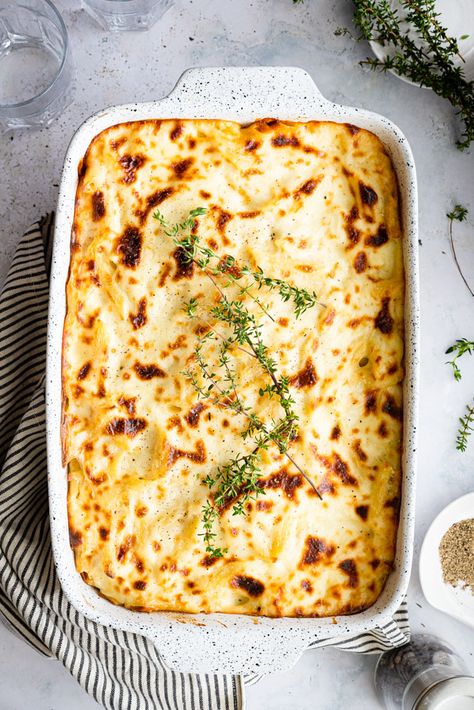 This classic Bechamel pasta bake is penne pasta layered with a meat sauce and topped with silky Bechamel sauce. The perfect comforting pasta dish! Macarona Bechamel, Bechamel Pasta, Bechamel Sauce Pasta, Bechemel Sauce, Bechamel Sauce Recipe, Chicken Lasagna Recipe, Baked Rigatoni, Baked Penne, Pasta Alla Norma