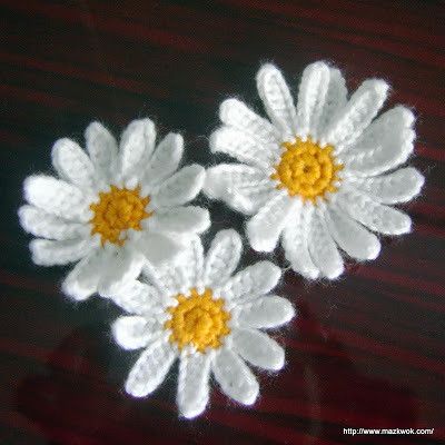 Daisy Applique  •  Make a flowers Appliques Au Crochet, Írska Čipka, Daisy Applique, Crochet Puff Flower, Crochet Embellishments, Mode Crochet, Crocheted Flowers, Crochet Daisy, Booties Crochet