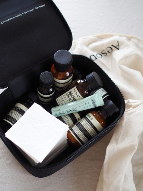 The perfect travel skincare kit  When I travel I prefer to travel with a carry on. It is usually faster and much more care free. The only problem about traveling with a carry on, is the liquids. It is always a problem for me getting everything to fit in that one plastic bag. Last time I had the perfect travel skincare kit from Aesop (gifted). It literally had everything! Face cream, serum, body lotion, body wash , shampoo, mouth wash, toothpaste. The only problem was, that I forgot it on my k Aesop Travel Kit, Wash Bag Aesthetic, Travel Kit Aesthetic, Men Skincare Aesthetic, Men Self Care, Aesop Skincare, Skin Care Men, Skincare Bag, Mens Skincare