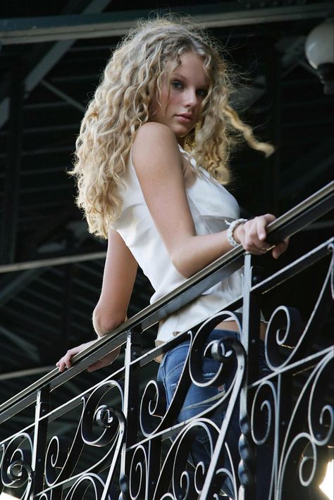 Taylor Swift Age, Photo Of Taylor Swift, Young Taylor Swift, Taylor Swift Photoshoot, Photos Of Taylor Swift, Taylor Swift Web, Swift Photo, Wildest Dreams, Taylor Swift Album