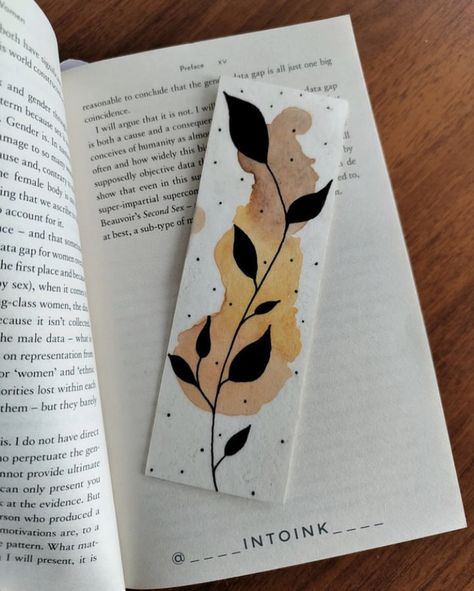 Bookmark ideas | bookworms | craft diy | handmade bookmarks | watercolor bookmarks | artwork | flower art #bookmark #watercolorarts #bookworm #bookaesthetic #diytutorial Watercolor Bookmarks Diy, Bookmarks Watercolor, Aesthetic Bookmark, Bookmark Diy, Bookmarks Diy, Handmade Bookmarks Diy, Headache Types, Diy Crafts Bookmarks, Bookmark Ideas