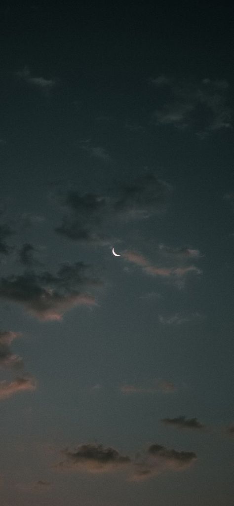 Wallpaper Backgrounds Aesthetic Moon, Black Theme Wallpaper Aesthetic, Moon Iphone Wallpaper, Iphone Wallpaper Moon, Lock Screen Photo, Wallpaper Backgrounds Aesthetic, Attractive Wallpapers, Phone Lock Screen Wallpaper, Aesthetic Moon