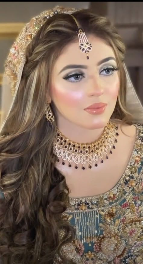 Nikkah Bridal Hairstyles, Muslim Bride Hairstyle, Walima Hairstyles Brides, Bridal Hair Styles Indian Weddings, Light Makeup For Wedding, Barat Hairstyles, Shaadi Makeup, Pakistani Bride Hairstyle, Walima Outfit