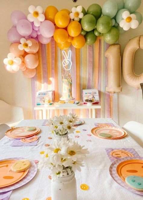 26 Groovy 70's Birthday Party Ideas for Kids - Lady Celebrations 70s Birthday Party Ideas, Daisy Balloon Garland, 90s Bachelorette, Five Is A Vibe, Groovy One, Two Groovy, Hippie Birthday, Daisy Party, Rainbow Theme Party