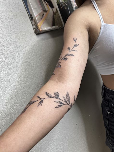 Ivy Arm Band Tattoo, Ivy Tattoo Arm, Leaf Band Tattoo, Wrap Tattoo Arm, Wrap Around Plant Tattoo, Ivy Leaf Tattoo, Traditional Vine Tattoo, Ivy Tattoo Vines For Women, Ivy Vine Tattoo