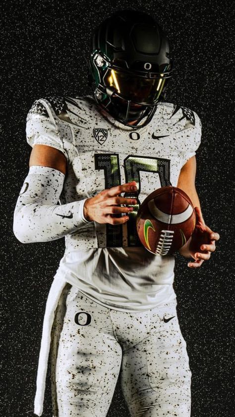 D1 College Football Offers, Oregon Football Wallpaper, College Football Wallpaper, Oregon Ducks Wallpaper, Nfl Photography, Football Hits, Cool Football Pictures, Football Swag, College Football Uniforms