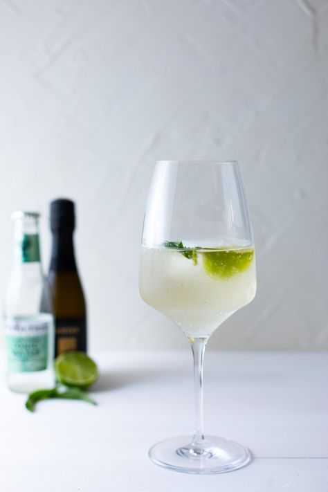 Elderflower Gin Spritz (The Hugo) - B's Bites Hugo Spritz, Spritz Recipe, Elderflower Cordial, North Italy, Italian Cocktails, Gin Recipes, Popular Cocktails, Gin Drinks, Gin Cocktails