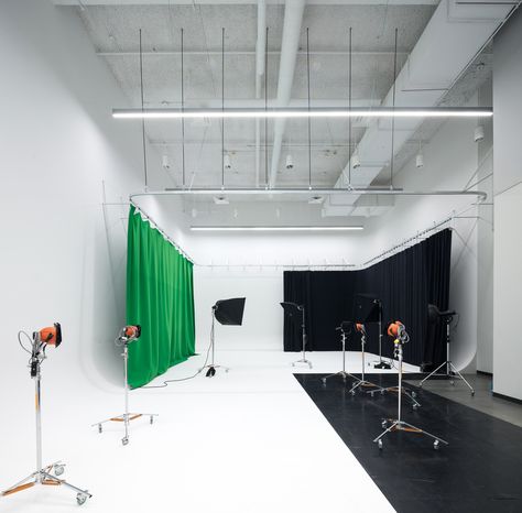 Gallery of MacEwan University, Allard Hall / Revery Architecture - 4 Film Studio Design Architecture, Filming Studio Design, Video Studio Design, Macewan University, Photo Studio Interior Design, Photo Studio Interior, Photo Studio Design, Photography Studio Design, Recording Studio Setup