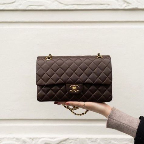 Chanel Classic Bag, Street Style Handbags, Chanel Classic Flap Bag, Vintage Chanel Bag, Pretty Sandals, Classic Flap Bag, Fall 24, Couture Mode, Bags Aesthetic