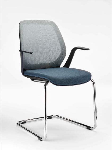 Due to its versatile design options, the se:flex visitor chair is universally and flexibly applicable. Depending on individual preferences, it is possible to choose between a four-leg chair and a cantilever chair, with or without armrests. Furthermore, there is a wide choice of frame colours, mesh membrane and slim upholstery. Regardless of which version of the visitor chair you choose: It welcomes everyone. Comfy Office Chair, Modular Office Furniture, Modular Chair, Modular Office, Conference Chair, Office Chair Design, Living Room Essentials, Modern Office Chair, Elegant Chair