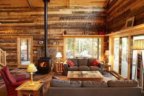 Log Cabin Home Décor Ideas 13 Cabin Themed Living Room, Log Cabin Living Room Decor, Lodge Living Room Decor, Log Cabin Bedrooms, Log Cabin Bedroom, Log Cabin Living Room, Cabin Bedroom Decor, Cabin Rooms, A Cabin In The Woods