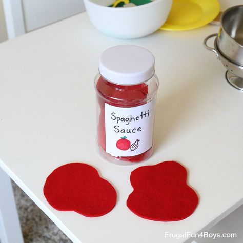 Make an adorable play food spaghetti dinner... out of yarn & felt! - Frugal Fun For Boys and Girls Easy Felt Food No Sew, Felt Food Play Kitchen, Diy Felt Pasta, Salt Dough Play Food, Felt Food No Sew, Pretend Food Diy, No Sew Felt Food, Diy Play Food For Kids, Felt Spaghetti