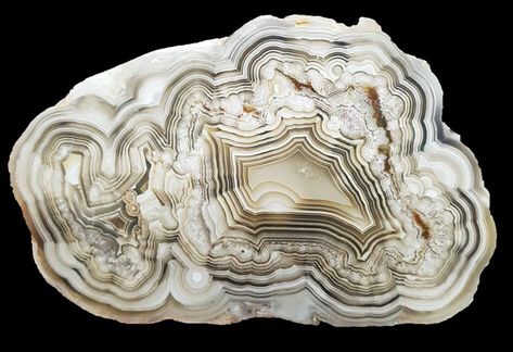 Mark Luxton - FB // "very strange combination of centripetal inner festoones typical of agates and centrifugal outer festoons, perhaps, of diffusional origin" - Ingrid Kigai Laguna Agate, Magical Nature, Resin Geode, Rocks And Fossils, Geode Art, Cool Rocks, Sticks And Stones, Druzy Quartz, White Agate