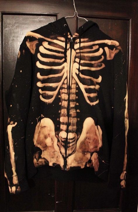 Bleach Skeleton Hoodie Tutorial, Skeleton Bleach Jacket, How To Paint With Bleach, Bleach Art Clothes Ideas, Alternative Diy Clothing, Thrift Ideas Clothes, Custom Clothes Diy, Drawing On Clothes, Bleach Art Clothes