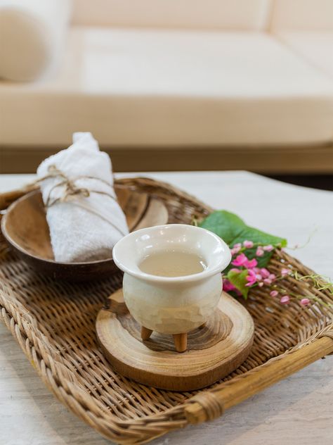 Spa Welcome Drink, Spa Drinks, Spa Tray, Spa Esthetic, Spa Amenities, Tropical Spa, Thai Spa, Spa Room Decor, Tea Cup Design