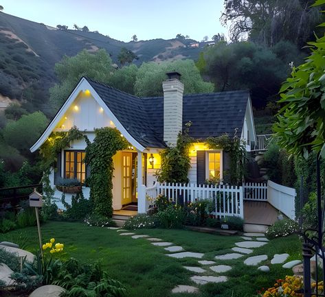 Small Cozy Houses, Small House Aesthetic Exterior, Small Cozy House Exterior, Rustic House Decor Ideas, Small Cute House, Unique Tiny Houses, Small Cozy House, Cute Small House, Whimsical Homes