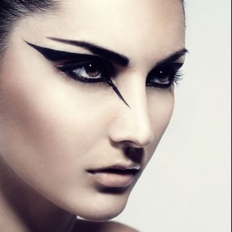 Black swam Extreme Make-up, Warrior Makeup, Mizuhara Kiko, Halloweenský Makeup, Eyeliner Designs, Avant Garde Makeup, Gothic Makeup, Goth Makeup, Stage Makeup