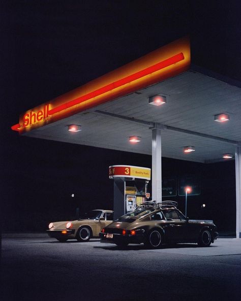 Porsche Commercial, Gas Station At Night, Men Cars Photography, Commercial Ideas, Porsche Garage, Porsche Classic, Car Pics, Petrol Station, Porsche Macan