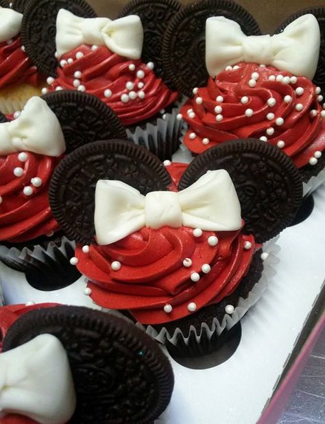 Oreo-Mini Mouse Cupcakes Cupcakes Bonitos, Patisserie Fine, Minnie Mouse Cupcakes, Holiday Nails Christmas, Creative Cupcakes, Cheesecake Cupcakes, Dessert Lover, Cute Cupcakes, Cupcake Cake