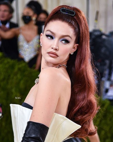 Gigi Zayn, Gala Makeup, Gigi Hadid Hair, Debi Mazar, Gigi Style, Bella Gigi Hadid, Wine Hair, Red Hair Inspo, Red Carpet Hair