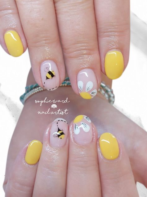 Nails With Bees, Winnie Pooh Nails, Nails Bees, Bee Nails Design, Bumblebee Nails, Insect Nails, Bee Nail Designs, Bee Nail Art, Bumble Bee Nails