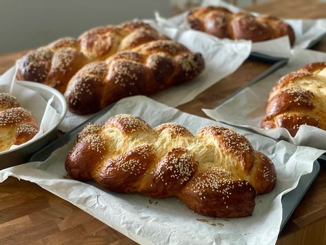 Homemade Tsoureki Recipe - Insights Greece Traditional Greek Breakfast Recipes, Greek Sweet Bread, Greek Yiros Recipe, Greek Loukoumades Recipe, Tsoureki Recipe, Tsoureki Greek Easter Bread, Meals For Four, Sweet Dough, Easter Bread