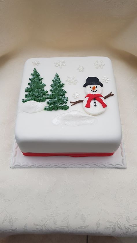 Snowman xmas cake Christmas Birthday Cake, Snowman Cake, Christmas Cake Designs, Cake Simple, Christmas Cake Decorations, Xmas Cake, Baby Birthday Cakes, Christmas Cakes, Christmas Dessert