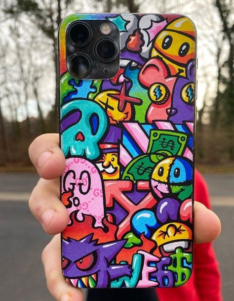 Doodle On Phone Case, Iphone Case Drawing Ideas, Posca Phone Case Art, Phone Cases Drawing Ideas, Posca Graffiti, Aesthetic Phone Case Diy, Paint Pens Art, Doodle Phone Case, Graffiti Alphabet Styles