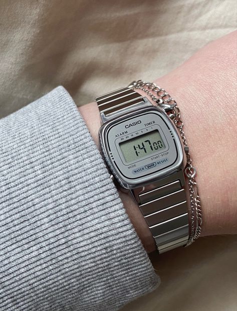 Classy Watches Women, Womens Watches Minimalist, Casio Vintage Watch Woman, Casio Watch Aesthetic, Vintage Casio Watch, Trendy Watches Women, Vintage Saat, Digital Watches Women, Aesthetic Watch