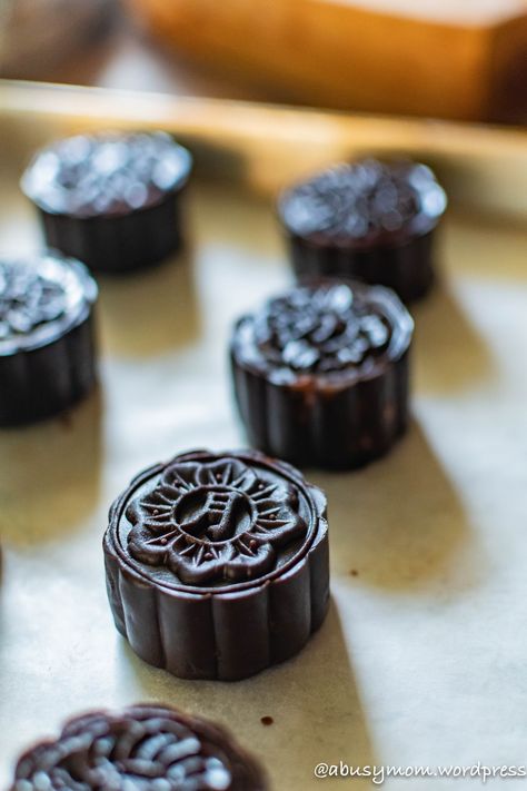 Chocolate Mooncake Recipe, 8th Month, Moon At Night, Mooncake Recipe, Chocolate Crust, Asian Inspired Recipes, Lunar Calendar, Asian Desserts, Mooncake