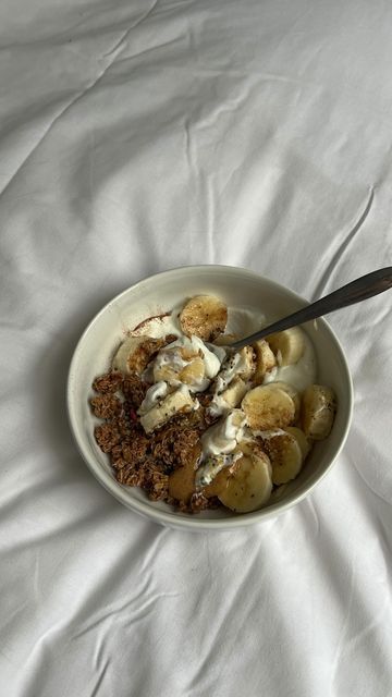 Yoghurt Peanut Butter, Healthy Yogurt Bowls Aesthetic, Muffin Yogurt Bowl, Greek Yogurt Aesthetic, Banana Yogurt Bowl, Yogurt Bowl Aesthetic, Yogurt Bowl Ideas, Banana Greek Yogurt, Yogurt With Granola