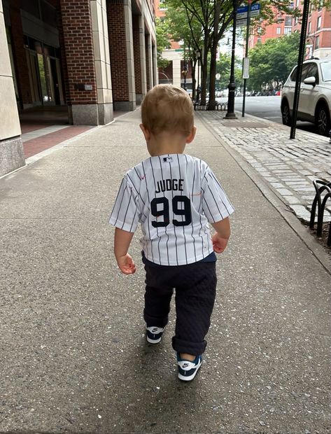 Baseball Pics, Yankees Baby, Baby Fan, Blonde Babies, Yankees Hat, Future Mommy, Baseball Pictures, Aaron Judge, Yankees Baseball