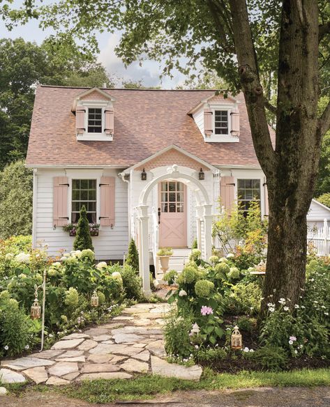 Pink Cottage House Exterior, Cottage Home Aesthetic Exterior, Blush Exterior House, Charming Exterior Homes, 1940s Cottage Exterior, Shabby Chic House Exterior, Pink Houses Exterior, Cottagecore House Exterior, Cottage Exterior Ideas