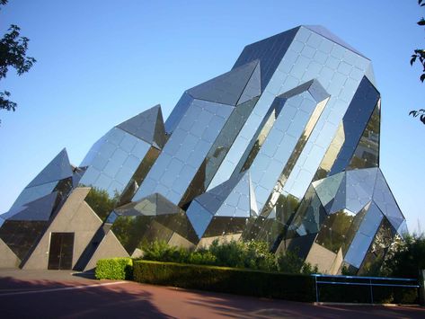 25 World Best Iconic Buildings of Modern Architecture Queenslander Architecture, Modern Queenslander, Architecture Cool, Architecture Baroque, Deconstructivism, Futuristic Building, Modern Architecture Building, Unusual Buildings, Architecture Wallpaper