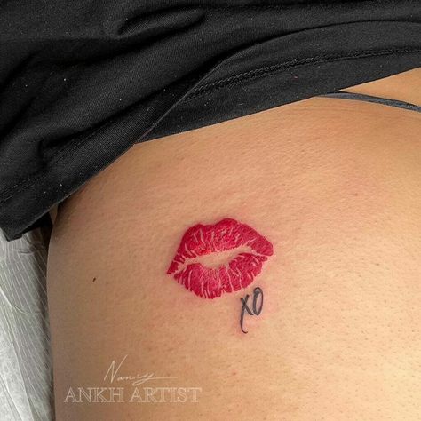 Tattoos About Music, Kiss Lip Tattoos, Lip Print Tattoos, Tato Realis, Kiss Tattoos, Lipstick Tattoos, Tato Minimal, Cute Hand Tattoos, Jokes Hilarious