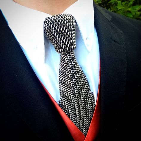 Handmade Dragon Scale Chainmail tie. Made with stainless steel jump rings and anodized aluminum rings for color! Looks and feels great! Chainmail Tie, Scale Chainmail, Weave Ideas, 2025 Fashion, Web Instagram, Dragon Scale, Chain Mail, Anodized Aluminum, Jump Rings