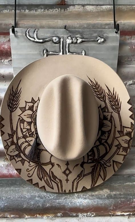 Hat Design Ideas Art, Decorate Hats Diy, Wood Burning Felt Hats, Wood Burn Hat Design, Cowboy Hat Burning, Painted Cowboy Hats Diy, Burned Hat Design Ideas, Burning Hats Diy, Diy Cowgirl Hats