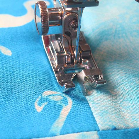 Stitch In The Ditch, Sewing Darts, Sewing Machine Basics, Sewing Machine Feet, Sewing Stitches, Sewing Needle, Quilt Stitching, Quilting Techniques, Quilting Tips