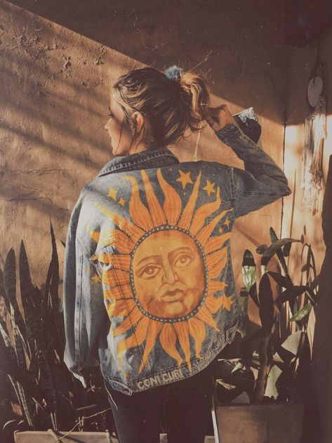 Painted denim jacket • Le Soleil • The Sun • artist @conicuri I Wish I Had Someone, Customizing Clothes, Custom Jean, Mode Hippie, Denim Art, Painted Denim Jacket, Estilo Hippie, Diy Vetement, Painted Jeans