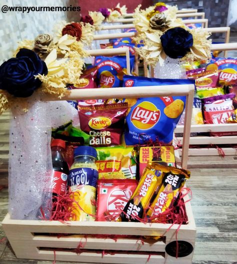 Wedding Snack Basket Ideas, Biscuit Hamper Ideas, Snacks Basket Ideas, Food Gift Hampers Packaging Ideas, Hampers Decoration Ideas, Diwali Hamper Ideas For Bakers, Food Hampers Ideas, Hampers Ideas For Birthday, Snack Hampers Idea