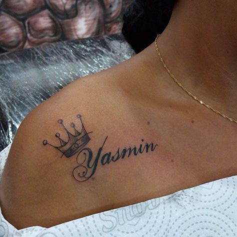 Name Tattoos On Women, Cute Name Tattoos, Name With Crown Tattoo, Rosary Tattoo On Hand, Couple Name Tattoos, Name Tattoo On Hand, Cool Finger Tattoos, Crown Tattoos, Cute Tattoos On Wrist