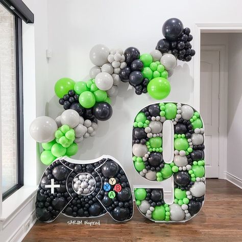 Balloon Decorations Graduation, Mosaic Balloon, Balloon Mosaic, Balloon Business, Video Games Birthday Party, Roller Skating Party, Video Games Birthday, Balloon Arches