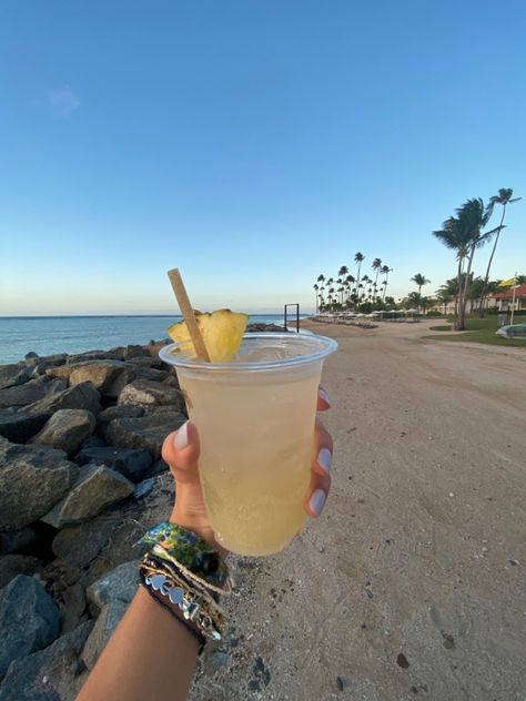 Summer Cold Drinks Aesthetic, Refreshing Summer Drinks Aesthetic, Beach Drinks Aesthetic, Cold Drinks Aesthetic, Beach Drinks Alcohol, Summer Drink Aesthetic, Summer Drinks Aesthetic, Cottagecore Ghibli, Drinks By The Beach