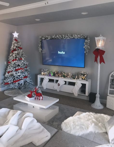 Christmas Decoration Inside House, Living Room Decor Christmas Ideas, Tv Decoration Christmas, Christmas Decoration Living Room Ideas, Christmas Decor Fireplace Ideas, One Bedroom Apartment Christmas Decor, Christmas Decor Apartment Living Rooms, Christmas Cozy Home Living Room, How To Decorate A Small Living Room For Christmas