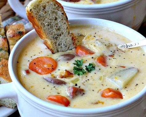 La soupe canadienne au fromage est totalement délicieuse et facile à faire! Roast Beef Sandwich, Canadian Recipes, Cheese Soup Recipes, Soups And Chowders, Cheese Sauce Recipe, Best Soup Recipes, Canadian Food, Cook Chicken, Soup Chili