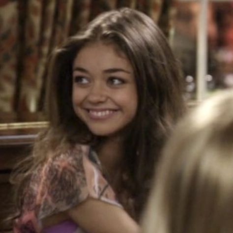 Modern Family, Hailey Dunphy, Sarah Hyland Hair, Modern Family Haley, Haley Modern Family, Round Face Celebrities, Haley Dunphy, Tv Icon, Sarah Hyland