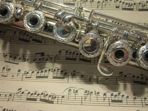 Flute Aesthetic Wallpaper, Aesthetic Flute Pictures, Flute Aesthetic, Marching Band Aesthetic Flute, Basuri Flute Wallpaper, Flute Instrument Aesthetic, Flute Accessories, Flute Instrument, Flute Lessons