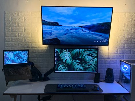 Tv Over Monitor Setup, Tv Above Monitor Setup, Pc Setup With Tv, Tv Monitor Setup, Minimal Pc Setup, Set Game, Pc Setup, Laptop, Desk